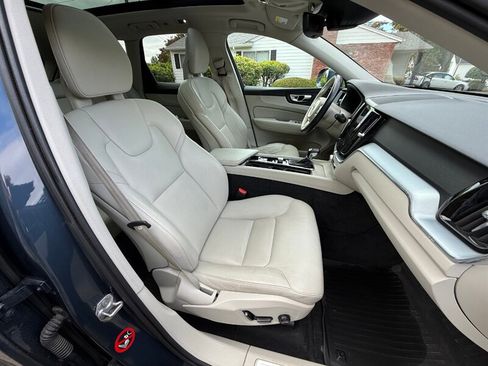 Used 2018 Volvo XC60 T5 Momentum w/ Convenience Package image 12