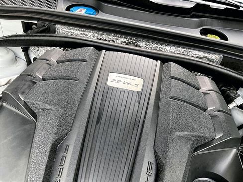 Certified 2023 Porsche Macan S AWD/4WD image 33