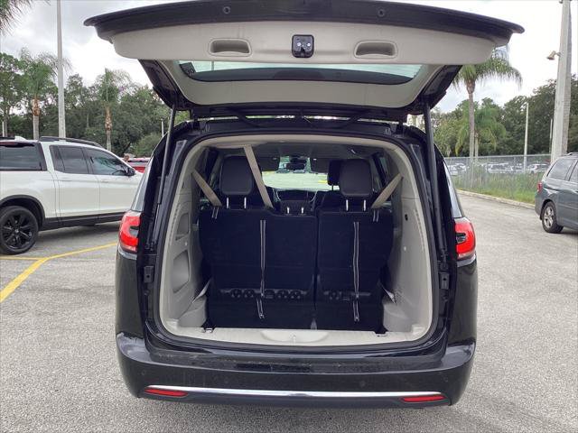 Used 2024 Chrysler Pacifica Touring-L FWD image 8