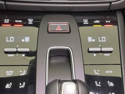 Certified 2023 Porsche Macan AWD/4WD image 33