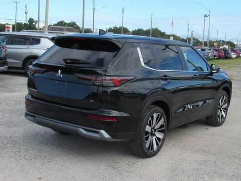 New 2025 Mitsubishi Outlander SE image 3