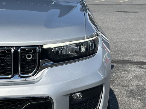 Used 2024 Jeep Grand Cherokee Overland w/ Advanced Protech Group III image 10