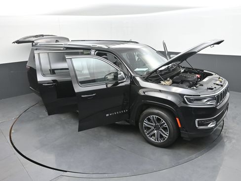 Used 2024 Jeep Wagoneer L Series II RWD image 39