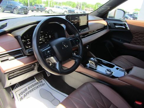 Used 2025 Mitsubishi Outlander SEL AWD/4WD image 3