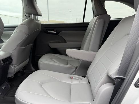 Used 2023 Toyota Highlander XLE image 13