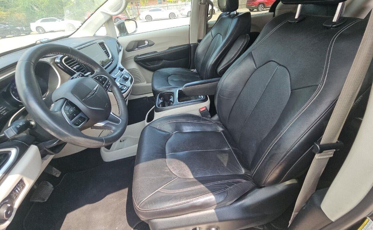 Used 2022 Chrysler Pacifica Touring-L FWD image 6