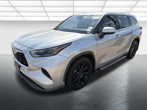 Used 2022 Toyota Highlander L FWD image 5