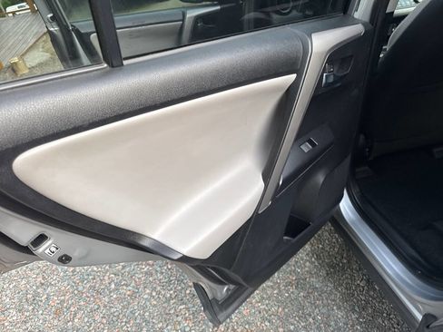 Used 2018 Toyota RAV4 XLE AWD/4WD image 16