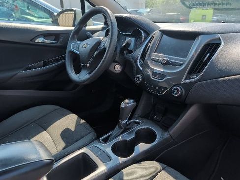 Used 2017 Chevrolet Cruze LT FWD image 5