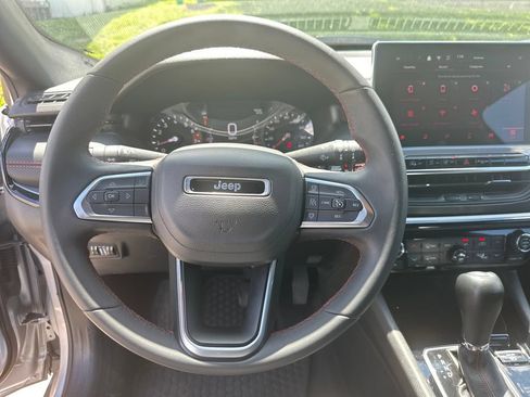 Used 2025 Jeep Compass Trailhawk AWD/4WD image 40