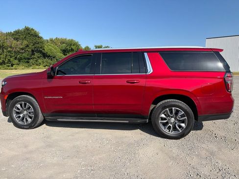 Used 2023 Chevrolet Suburban LT w/ LT Signature Plus Package AWD/4WD image 2