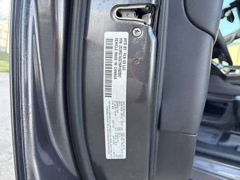 Certified 2022 Chrysler Pacifica Limited w/ Uconnect Theater Family Group image 36