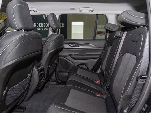 Used 2023 Jeep Grand Cherokee Laredo w/ Luxury Tech Group I AWD/4WD image 18