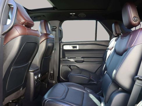 Used 2020 Ford Explorer Platinum w/ Premium Technology Package image 28