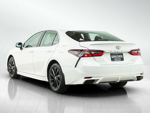 Used 2024 Toyota Camry SE image 3