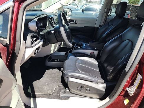 Used 2023 Chrysler Pacifica Touring-L FWD image 5