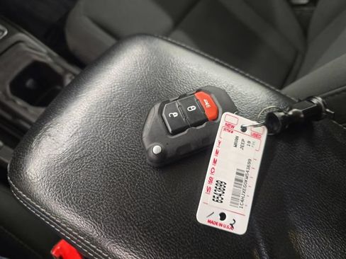 Used 2019 Jeep Wrangler Unlimited Sahara AWD/4WD image 26