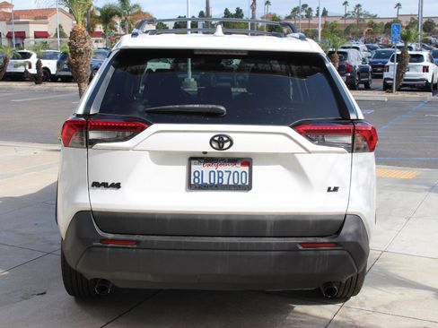 Used 2019 Toyota RAV4 LE w/ Carpet Mat Package image 8
