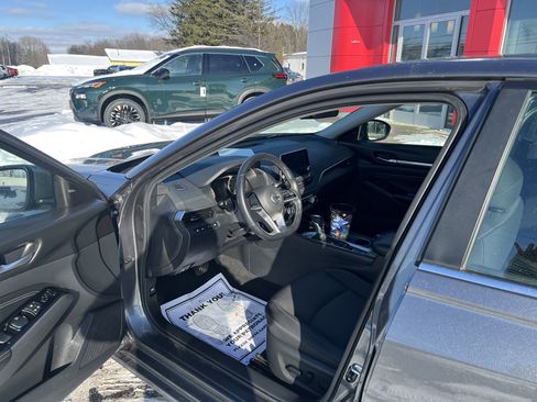 Certified 2021 Nissan Altima 2.5 SV w/ SV Premium Package image 3