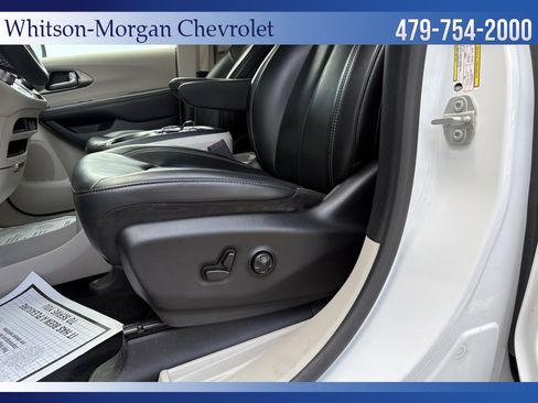 Used 2023 Chrysler Pacifica Touring-L FWD image 13