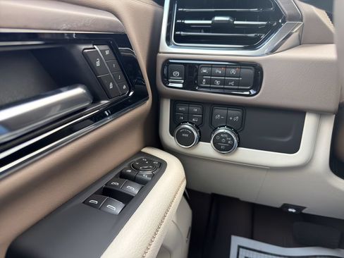 Used 2026 GMC Yukon Denali w/ Sun & Power Step Package AWD/4WD image 23