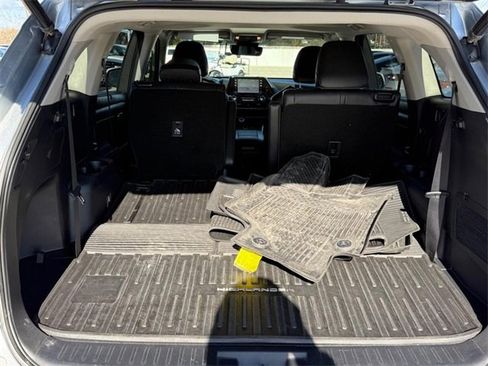 Used 2022 Toyota Highlander XLE image 4