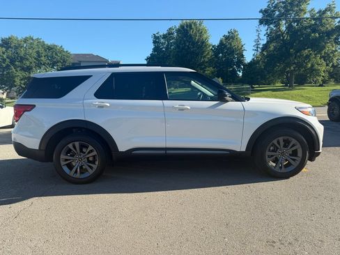Used 2023 Ford Explorer XLT w/ Equipment Group 202A AWD/4WD image 4