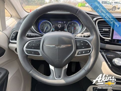 Used 2024 Chrysler Pacifica Touring-L image 17