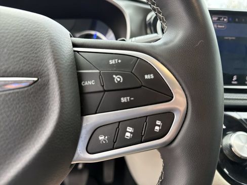 Used 2024 Chrysler Pacifica Limited FWD image 19