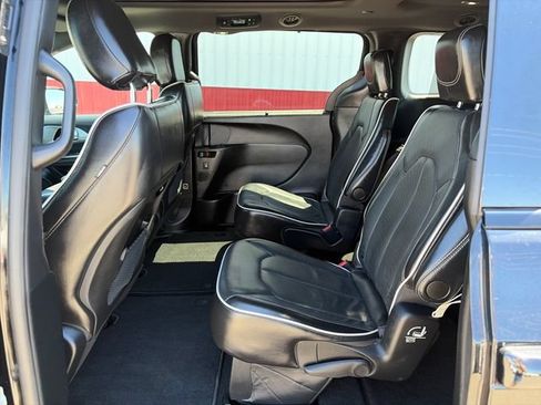 Used 2025 Chrysler Pacifica Limited FWD image 42