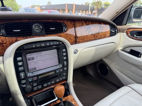 Used 2005 Jaguar XJ8 L image 13