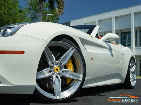 Used 2017 Ferrari California T RWD image 11