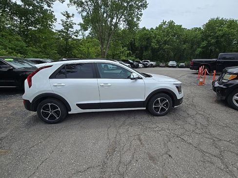 Used 2024 Kia Niro EX FWD image 9