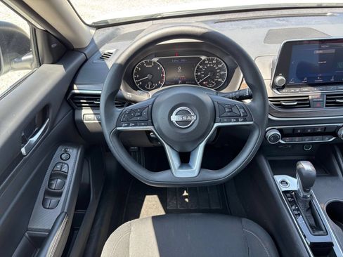 Used 2025 Nissan Altima 2.5 SV FWD image 34