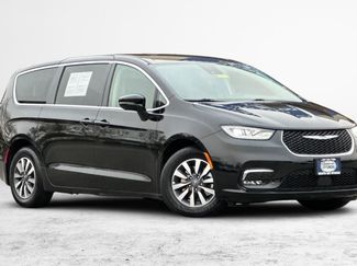 Used 2024 Chrysler Pacifica Select video 2