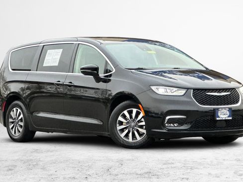 Used 2024 Chrysler Pacifica Select image 2