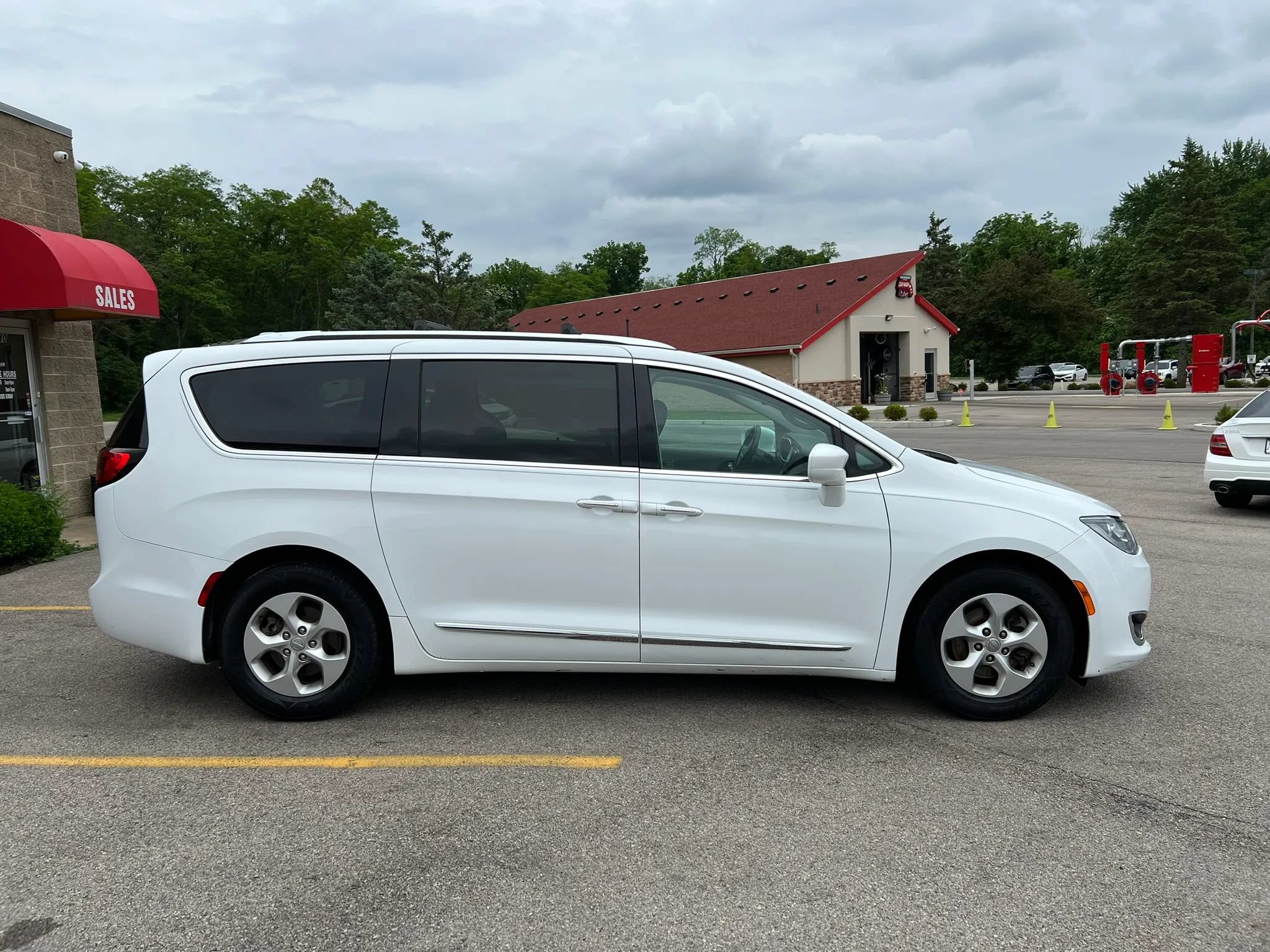 Used 2017 Chrysler Pacifica Touring-L Plus FWD image 4