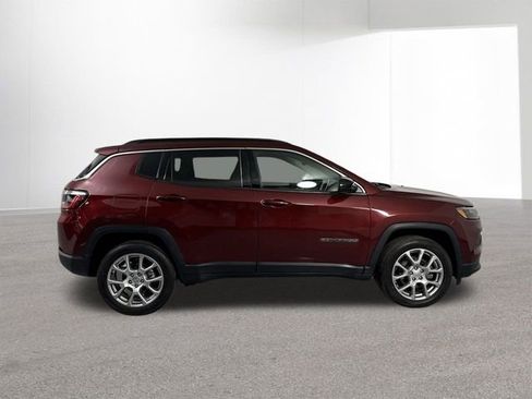 Used 2022 Jeep Compass Latitude image 34