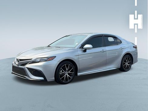 Used 2022 Toyota Camry SE w/ Convenience Package FWD image 3