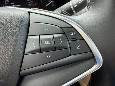 Used 2018 Cadillac XT5 FWD image 33