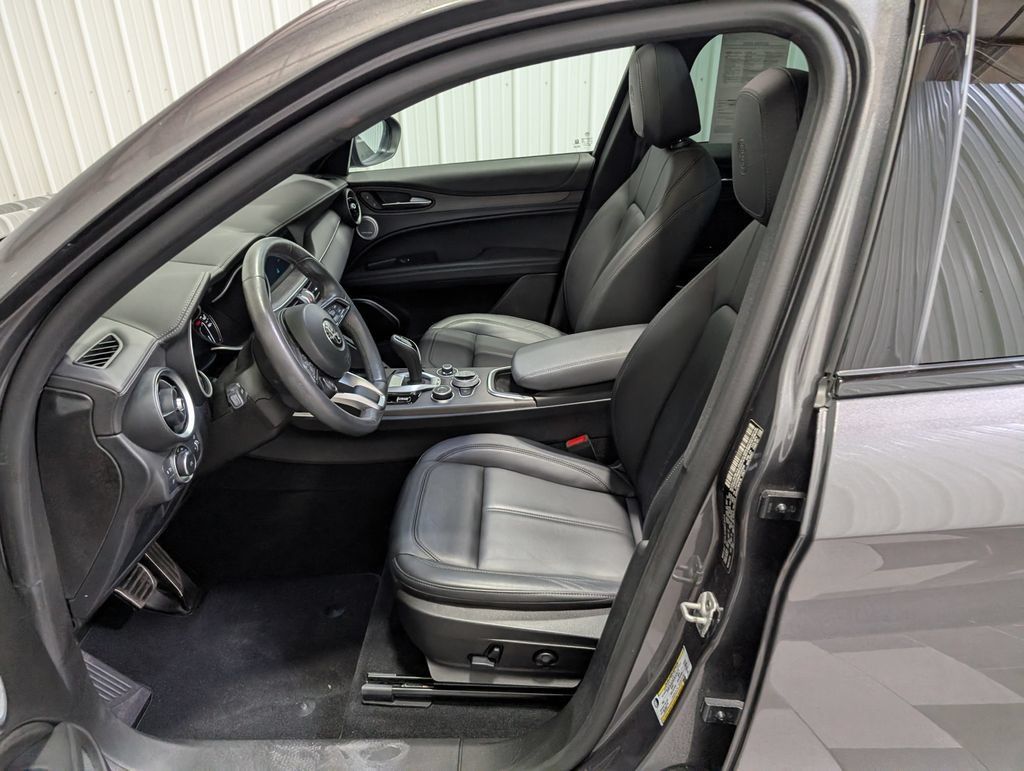 Used 2023 Alfa Romeo Stelvio Ti AWD/4WD image 16