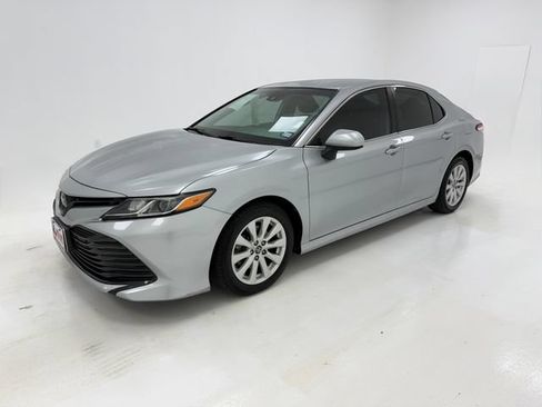 Used 2020 Toyota Camry LE FWD image 5