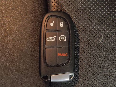 Used 2019 Jeep Cherokee Limited w/ Luxury Group FWD image 32