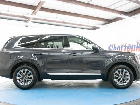 Used 2025 Kia Telluride LX FWD image 11