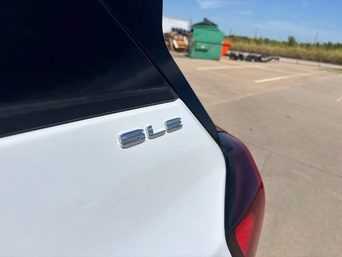 Used 2024 GMC Terrain SLE FWD image 12
