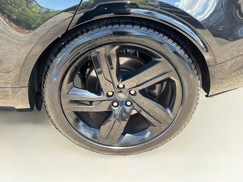 Used 2023 Land Rover Discovery Metropolitan Edition AWD/4WD image 32