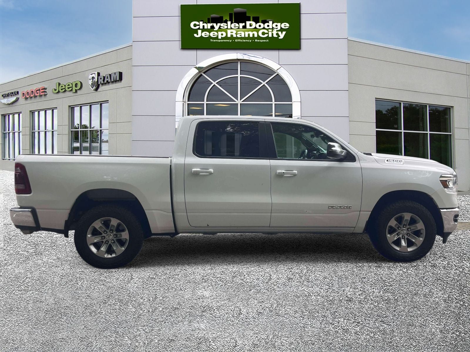 Used 2023 RAM 1500 Laramie AWD/4WD image 5
