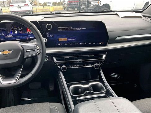 Used 2024 Chevrolet Traverse LT image 9