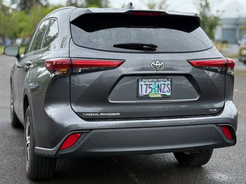 Used 2023 Toyota Highlander XLE FWD image 3