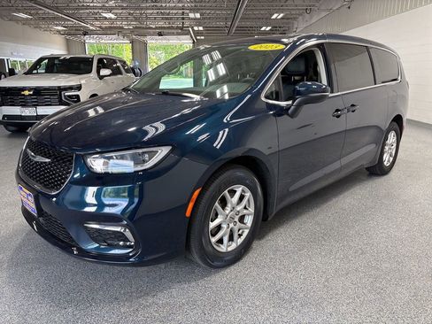 Used 2023 Chrysler Pacifica Touring-L FWD image 3